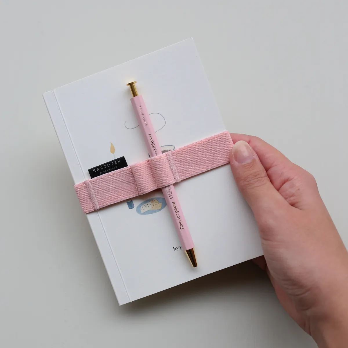 Kartotek Pen Strap A6 porte-stylo élastique rose