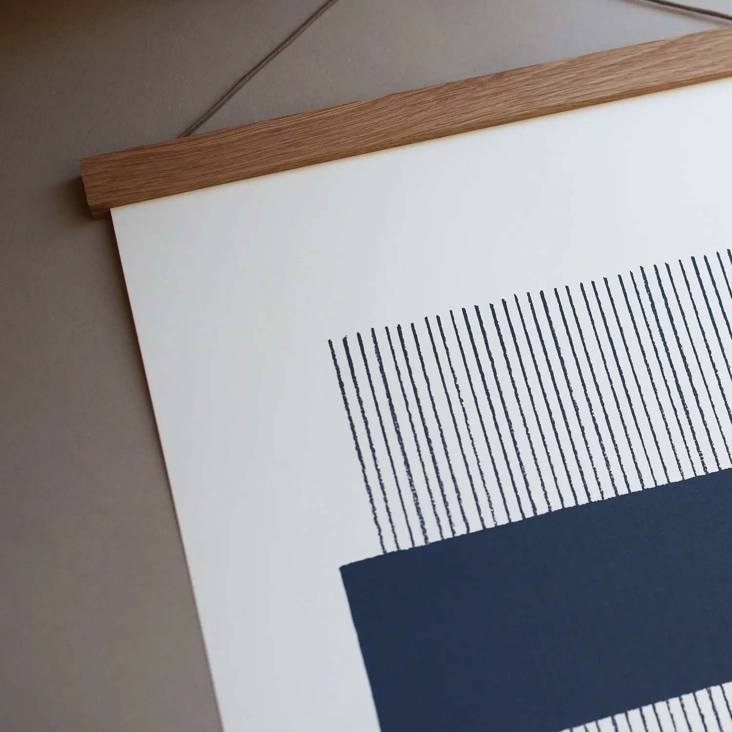 Kartotek Lines affiche A3 bleu marine cadre chêne