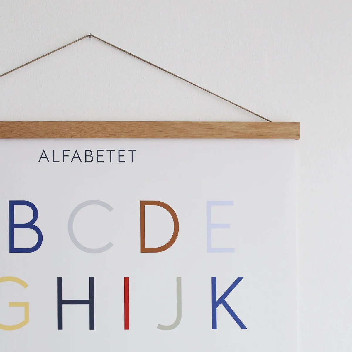 Kartotek Alfabetet affiche alphabet danois 50x70 cadre chêne