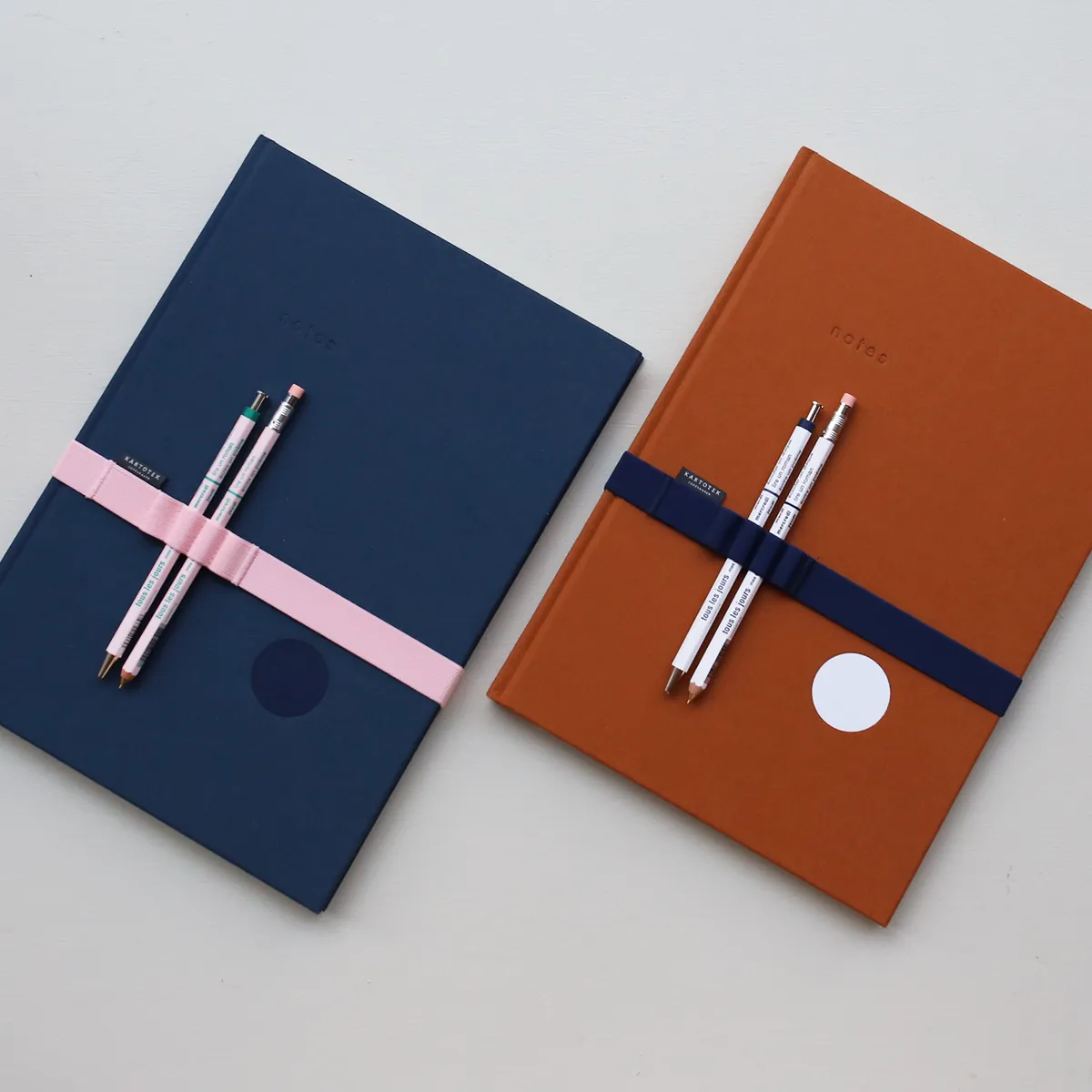 Kartotek porte-stylos A4 élastique rose