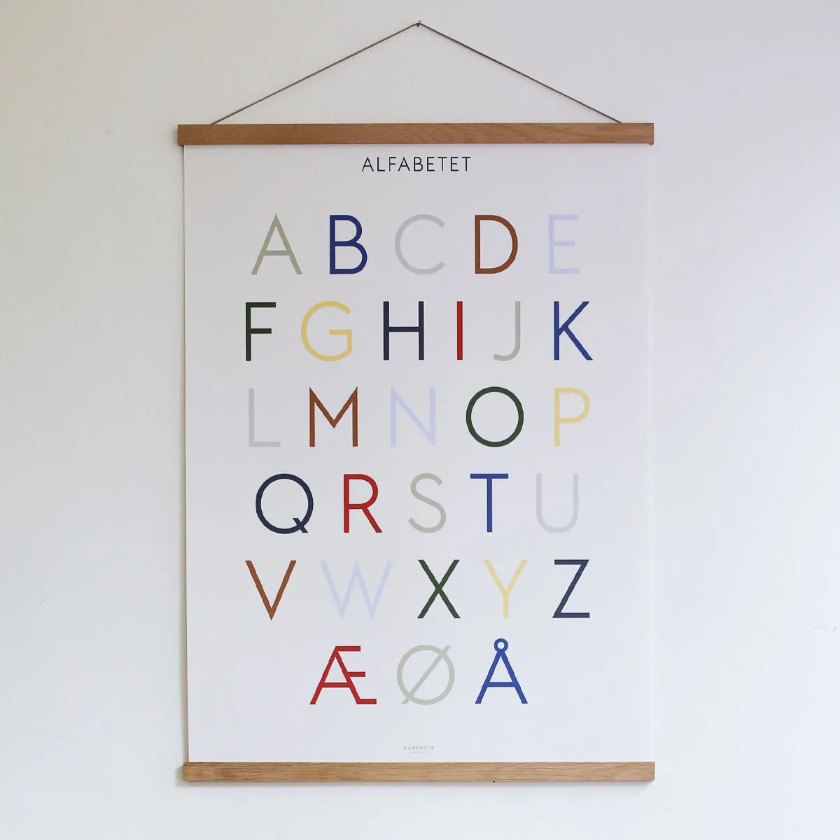 Kartotek Alfabetet affiche alphabet danois 50x70 cadre chêne
