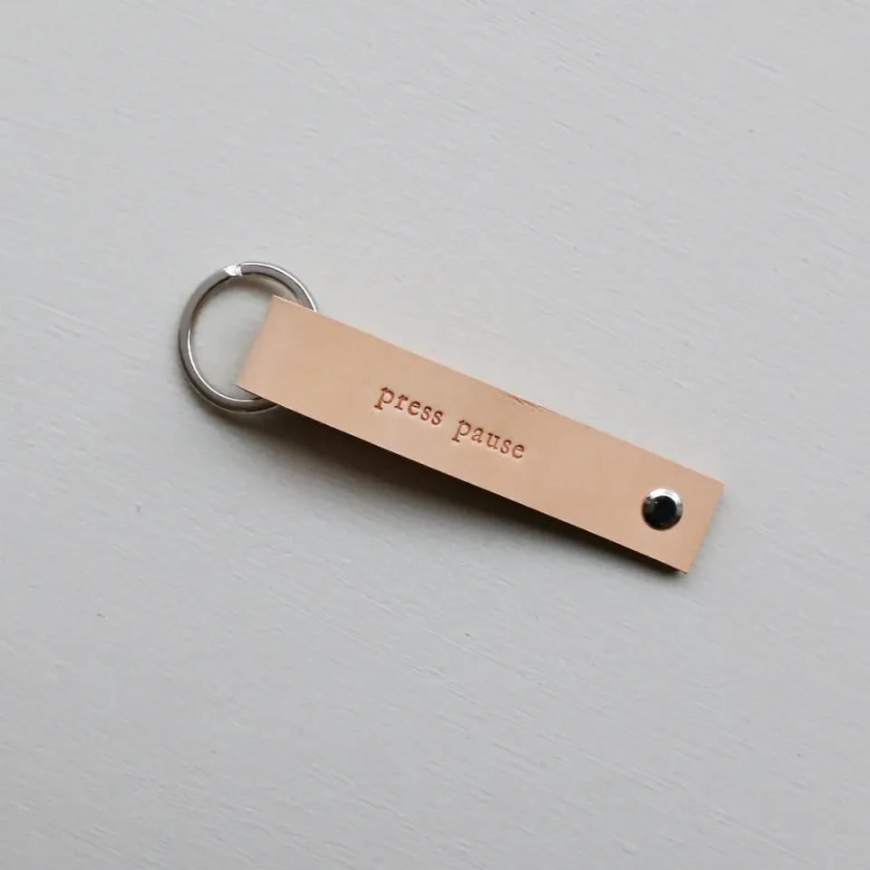 Kartotek Press Pause porte-clés cuir gravé