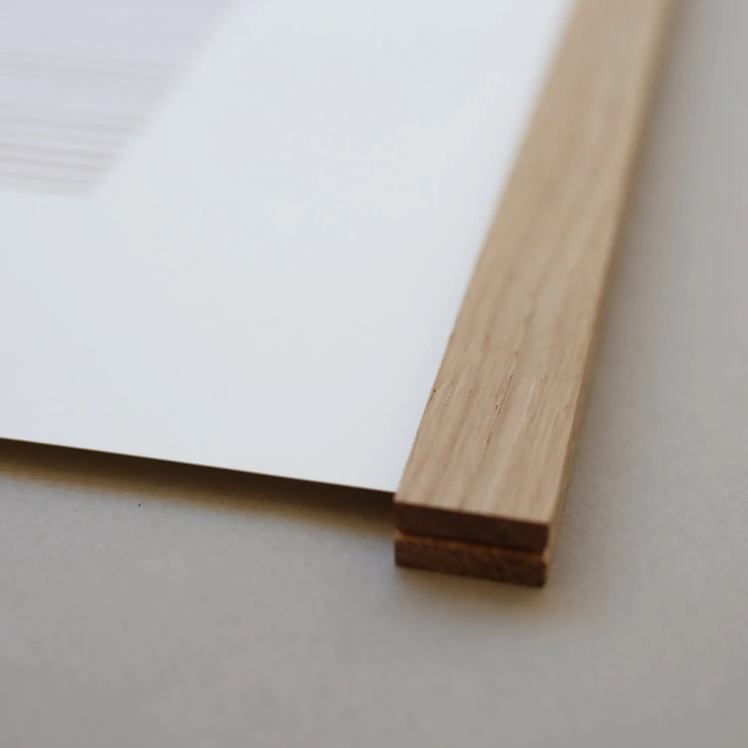 Kartotek Lines affiche A3 ocre avec cadre chêne magnétique