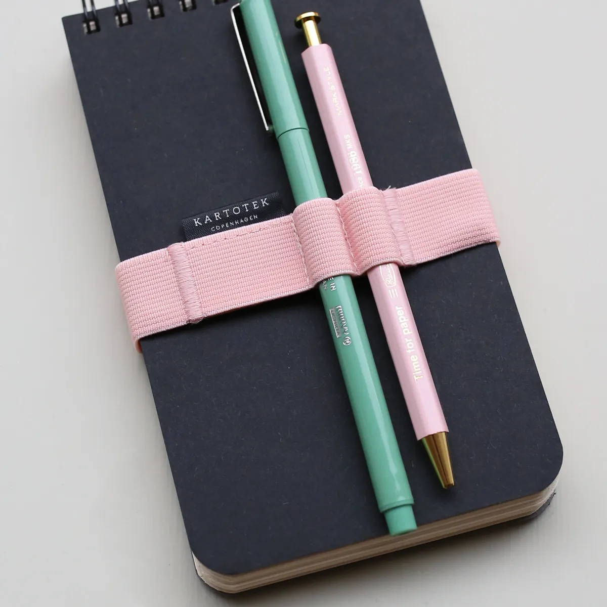 Kartotek Pen Strap A6 porte-stylo élastique rose