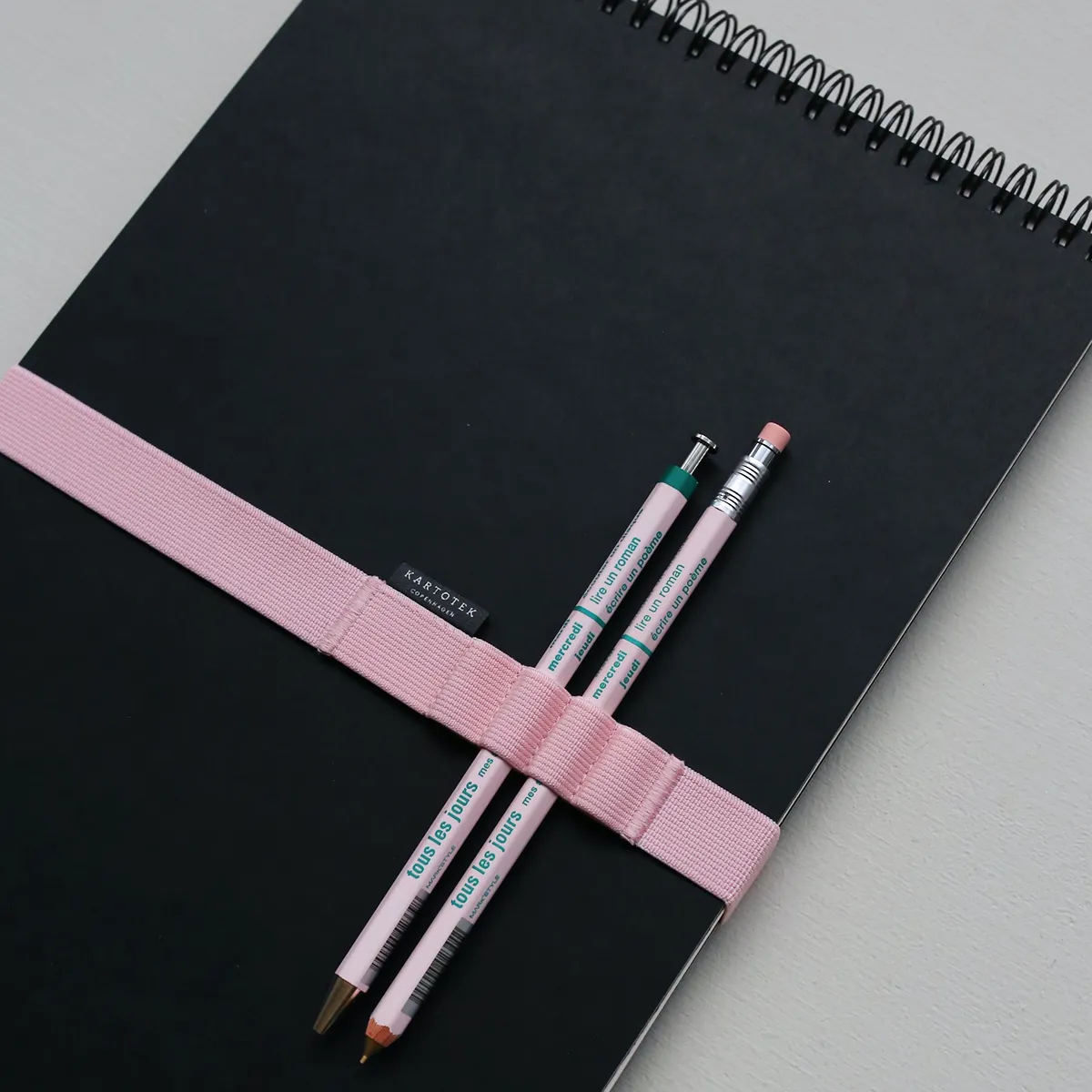 Kartotek porte-stylos A4 élastique rose